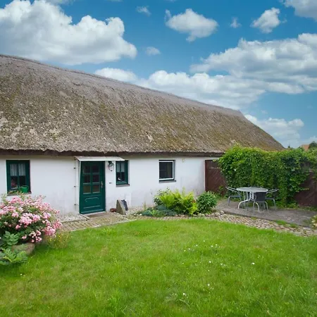 Wassernahes Haus Mit Terrasse Und Garten - Storchennest Haus Rechte Seite *