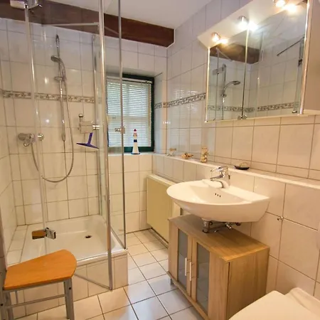 Feriehus Wassernahes Haus Mit Terrasse Und Garten - Storchennest Haus Rechte Seite *