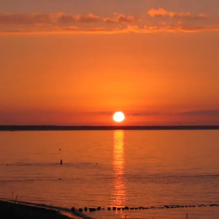 Wassernahes Haus Mit Terrasse Und Garten - Storchennest Haus Rechte Seite Feriehus Wiek auf Rügen