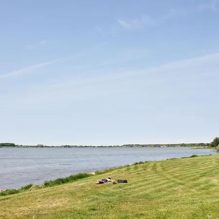 Wassernahes Haus Mit Terrasse Und Garten - Storchennest Haus Rechte Seite Feriehus Wiek auf Rügen