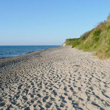 Feriehus Wassernahes Haus Mit Terrasse Und Garten - Storchennest Haus Rechte Seite Wiek auf Rügen